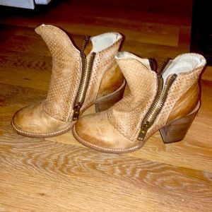 Tan, zip up, heeled Freebirds size 8